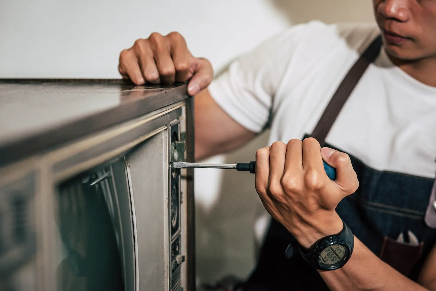 mechanic uses screwdriver tighte